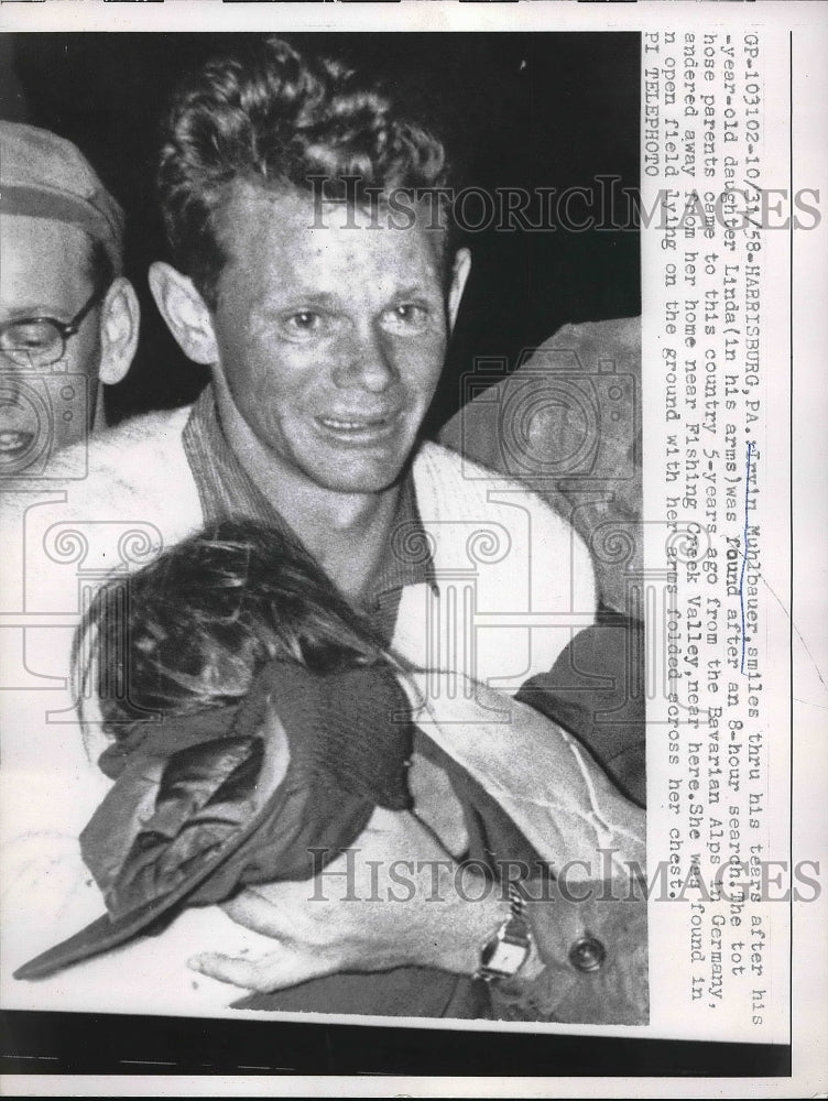 1958 Press Photo Irvin Muhlbauer, daughter Linda, after she was found - Historic Images