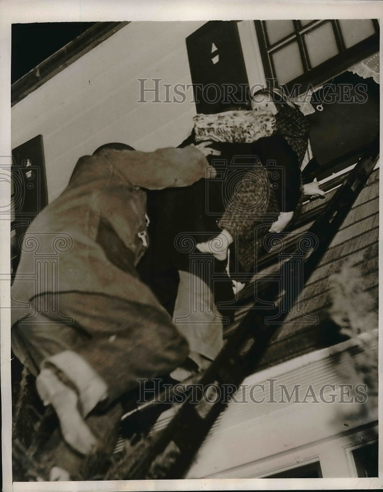 1938 Press Photo George Whitlock carries his daughter, Alice, 6, Garden City - Historic Images