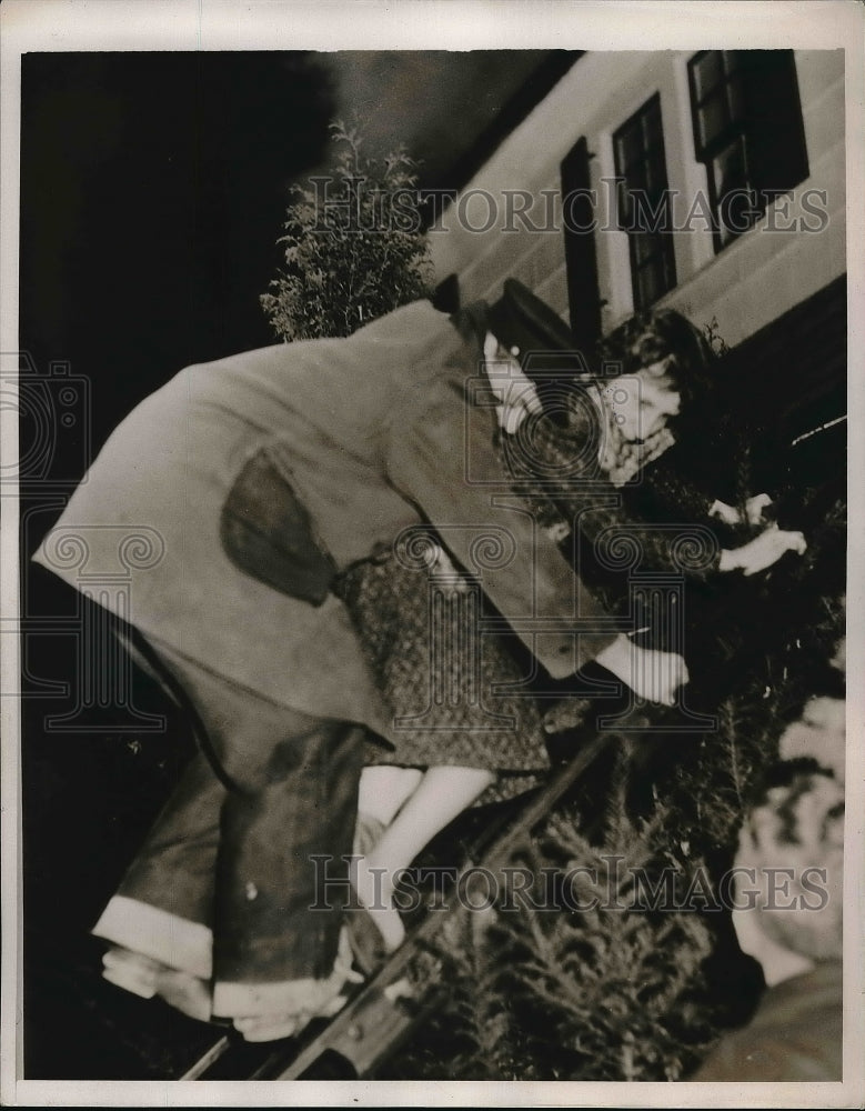 1938 Press Photo Mrs. Mary Whitlock, Garden City, being assisted down a ladder - Historic Images