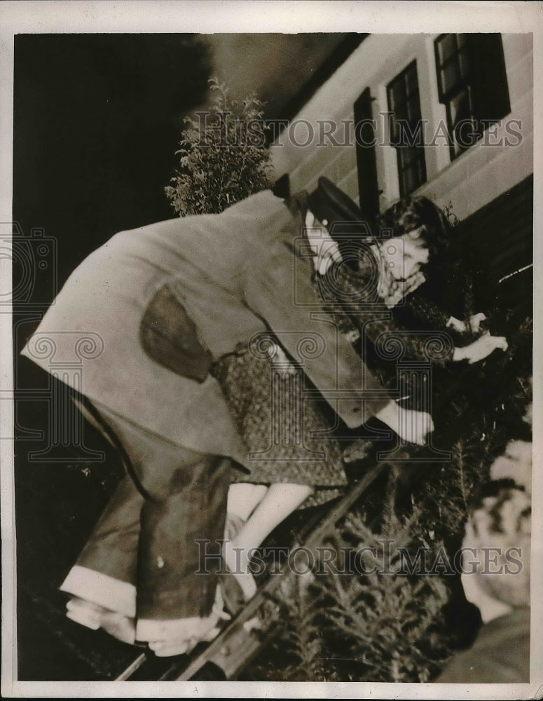 1938 Press Photo Mrs. Mary Whitlock Rescued From Flames in Garden City - Historic Images