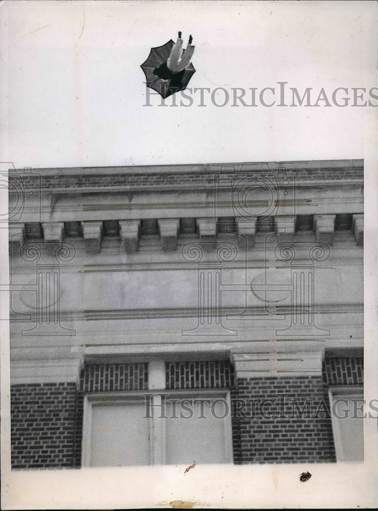 1944 Dummy With Parasol At University Of Minnesota During Election - Historic Images