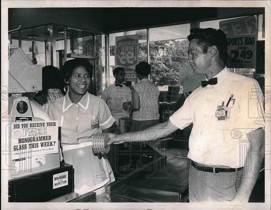 1969 Press Photo Asst. Manager David Hill Cashier Zell Tyree - Historic Images