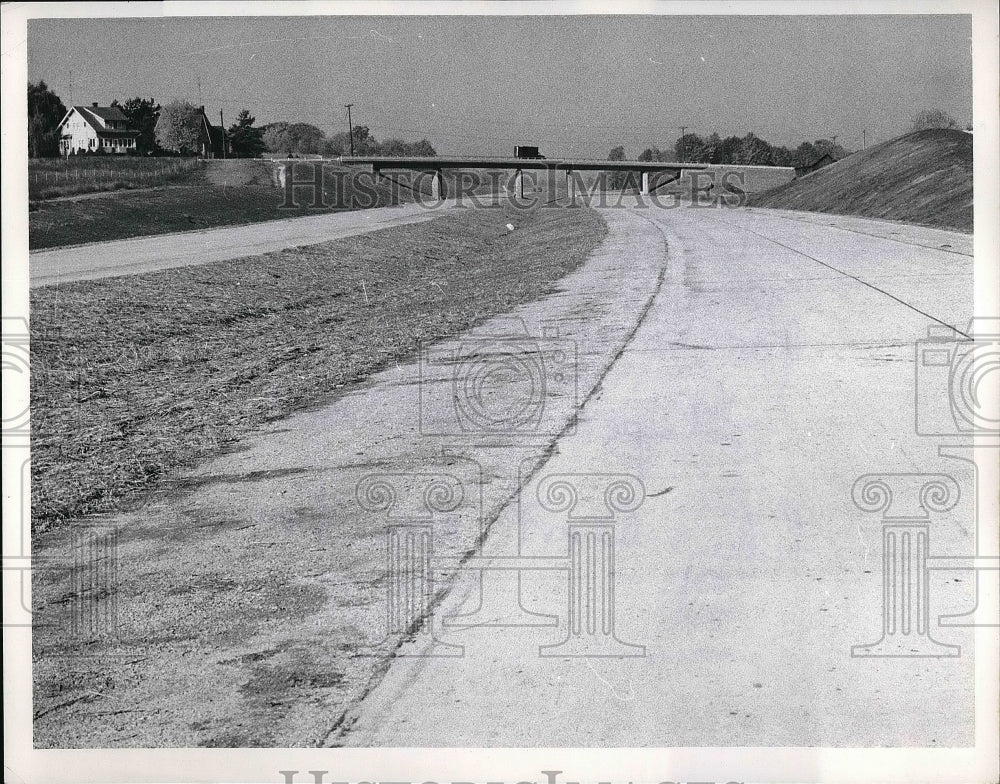 1954 Press Photo Pennsy Grass Median Turnpike - Historic Images