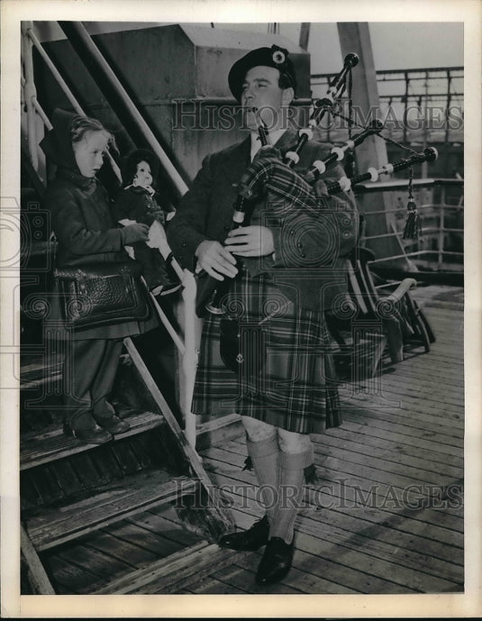 1949 Press Photo Inge Nilson of Copenhagen Plays Bagpipes in New York - Historic Images