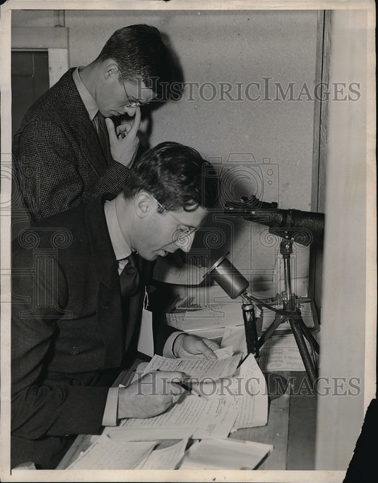 1937 Press Photo Former Yale Quarterback Bob Hall Examines Research Notes - Historic Images