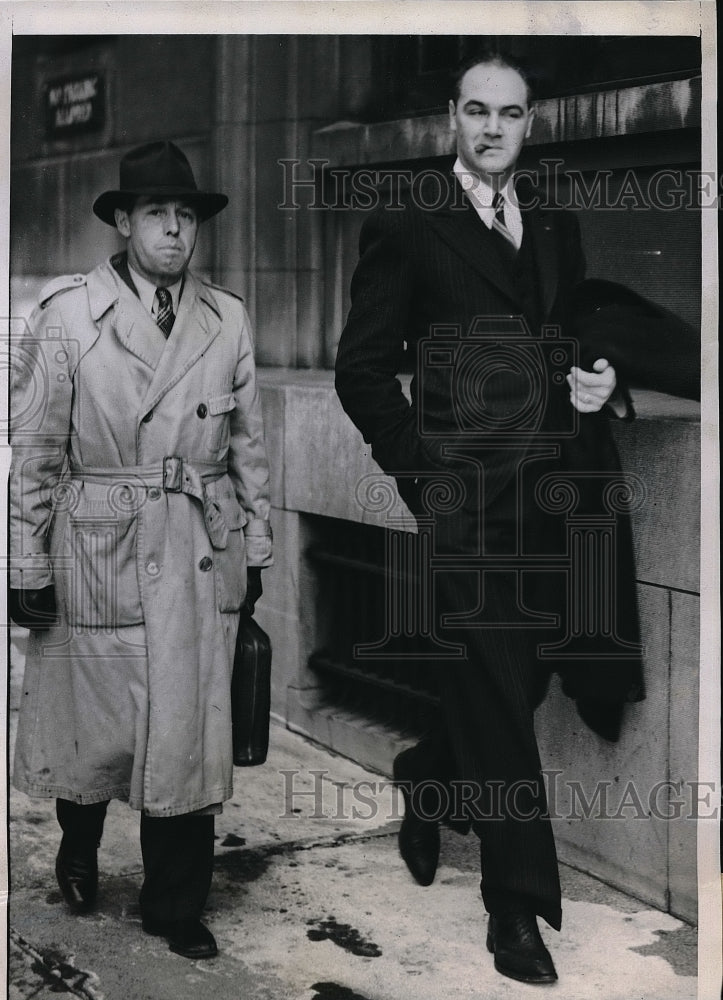 1940 Press Photo Perry Hodgden Civil Aeronautics Investigator With Pilot - Historic Images