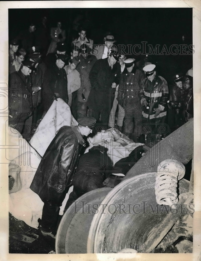 1943 Press Photo Search For Bodies After Pennsylvania Train Crash in Columbus - Historic Images