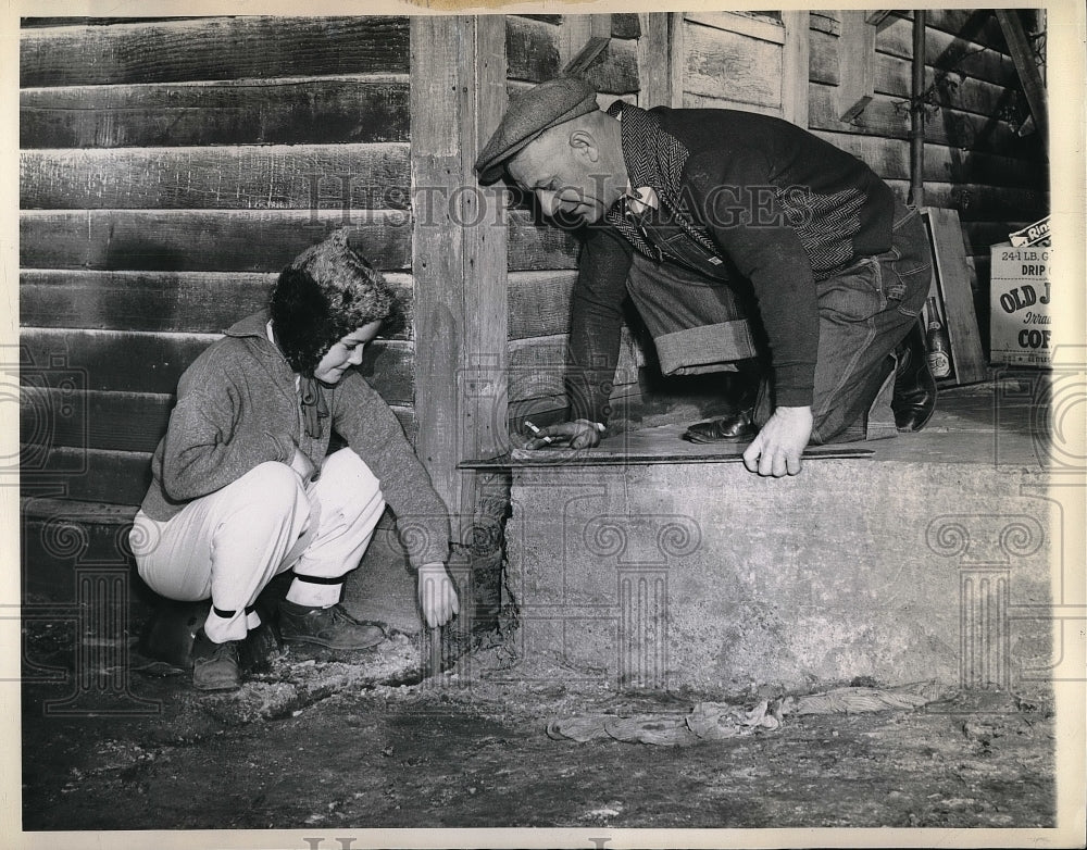 1944 Press Photo Emlyn Thomas and his daughter Charlotte, inspect damage - Historic Images