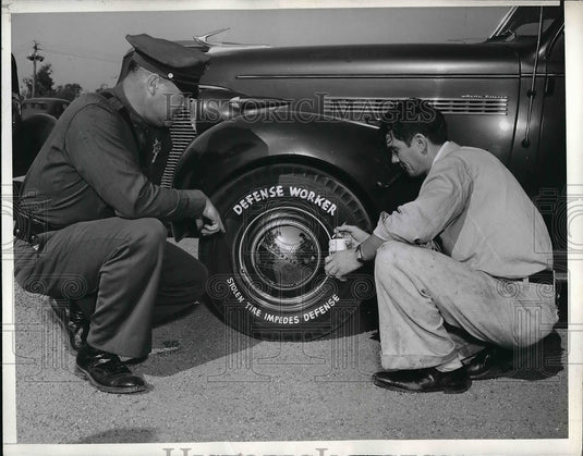 1942 Press Photo Inglewood California, Garrett Brown Defense Tire theft - Historic Images