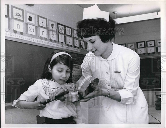 Press Photo Mayple Dayle School Wickcliffe Mrs. Jack Logan Puppet show - Historic Images