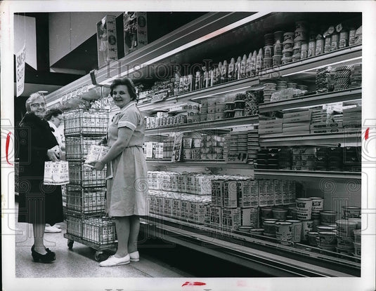 1968 Press Photo Pick N Pay Dairy section Mrs. Marge Milelecki, Mrs. Clara Bochm - Historic Images