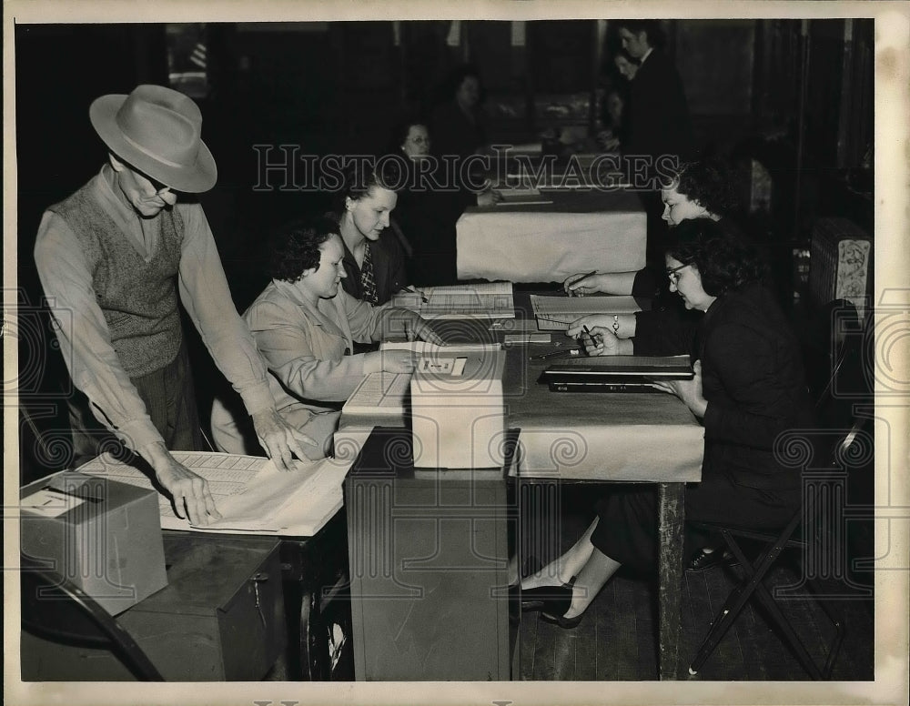 1954 Press Photo Booth Workers Ralph Butts, Mrs Clara Falkenstein - Historic Images