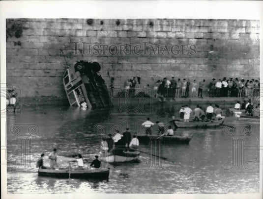 1964 Press Photo Rescue workers Bus Accident Search for victims in Spain - Historic Images