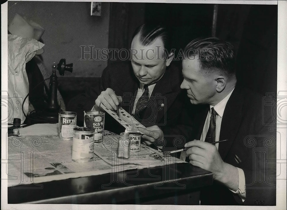 1933 Press Photo Officers M.G. Gaskell and N.F. Hopkins examining fingerprints - Historic Images