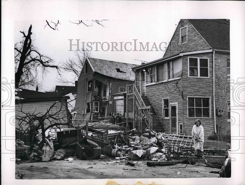 1961 Press Photo Mrs Paul Zylstra Searches Rubble Of Her Home For Belongings - Historic Images