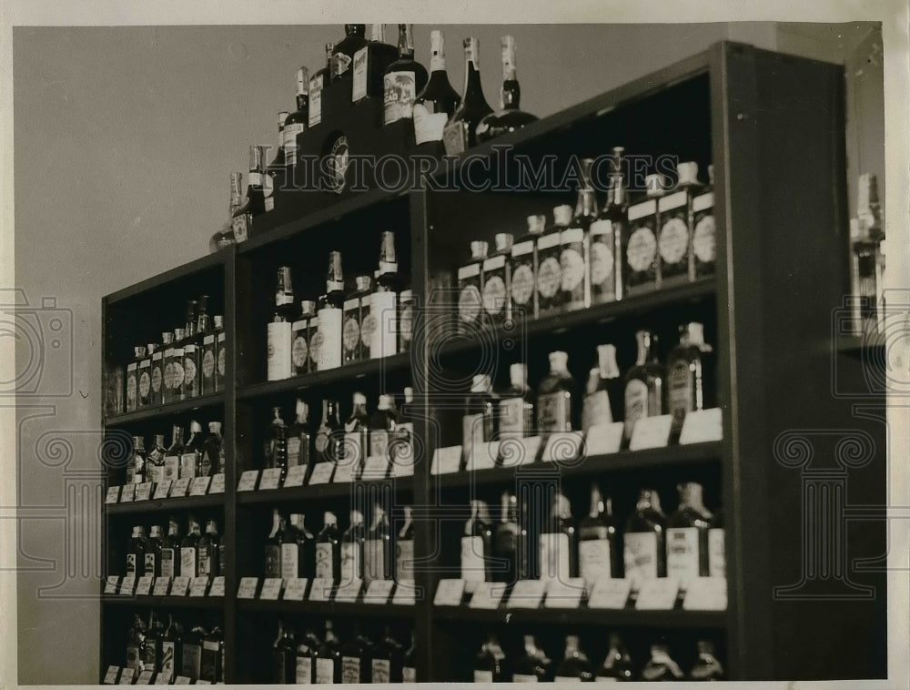 1935 Press Photo store shelf full of bottles - Historic Images