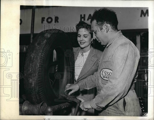 1942 Press Photo Cynthia Hope has one of her tires inspected - Historic Images