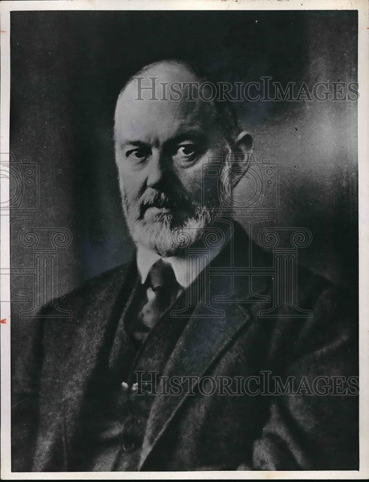 1970 Press Photo Sir Henry Royce posing for photo - Historic Images
