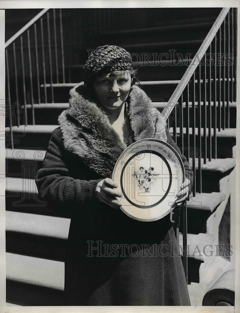 1935 Press Photo Countess Anna Soele Reventlow with porcelain dish - neb15505 - Historic Images