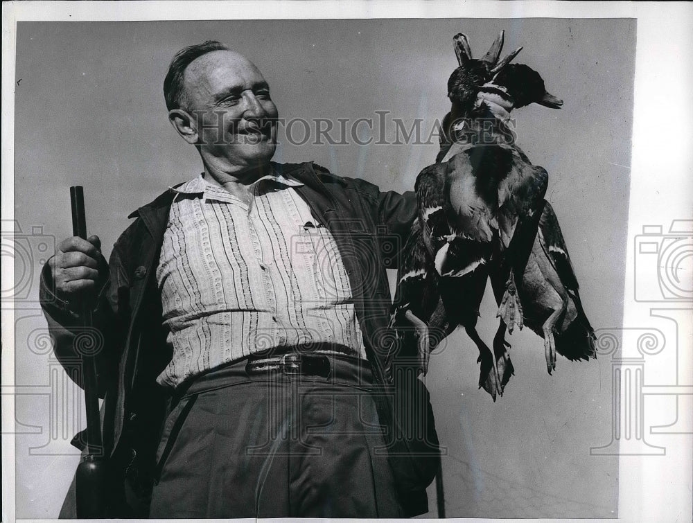 1958 Press Photo Fred Haney, Manager, shows Mallard Ducks he bagged - Historic Images