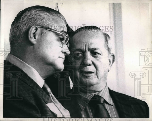 1971 Press Photo Woody Hayes Talks With Gabe Paul - Historic Images