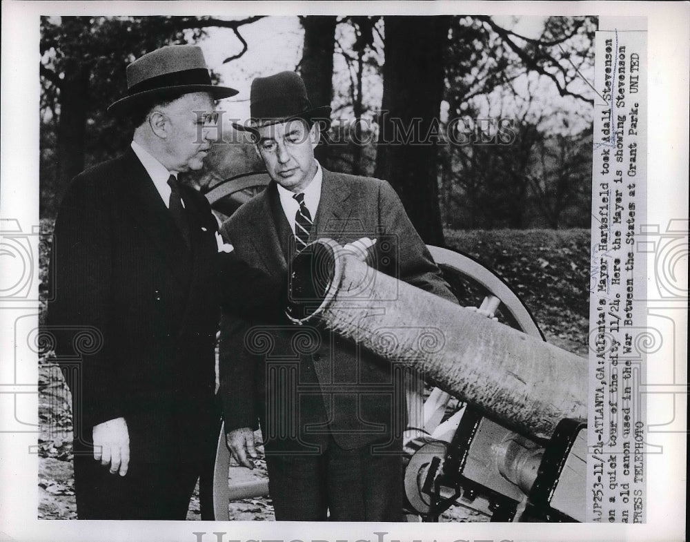 1953 Atlanta Mayor Hartfield Shows Adlai Stevenson Old Civil War - Historic Images