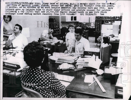 1962 Press Photo Jimmy Pane Merrill Lynch Margin Clerk With Son James - Historic Images