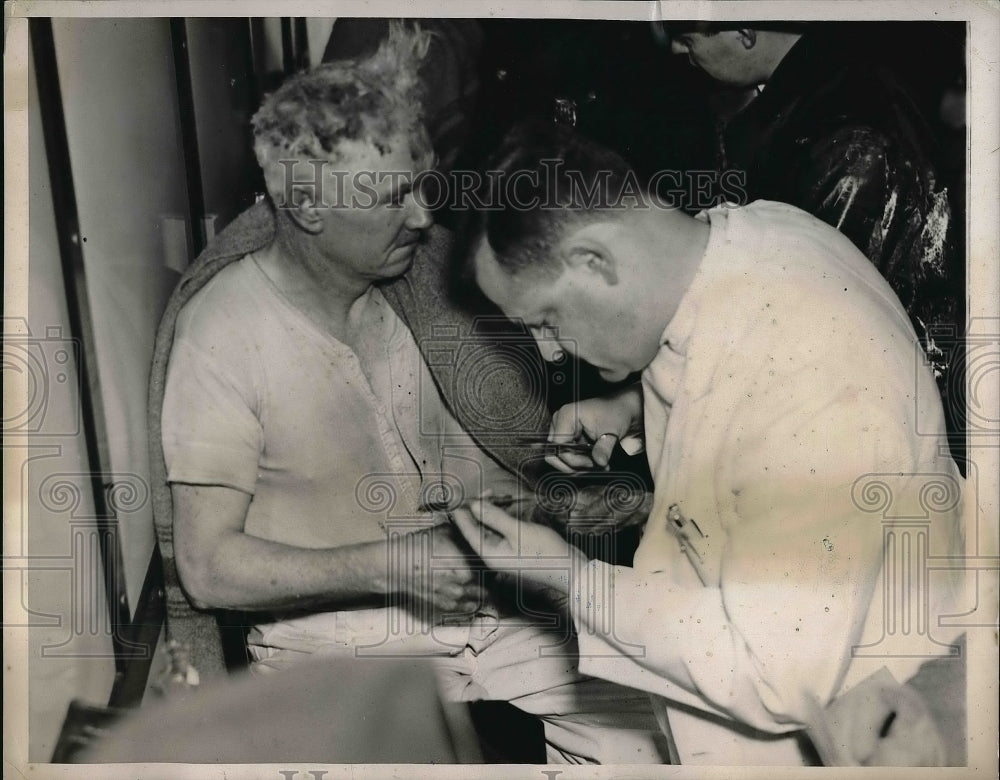 1937 Press Photo Hospital Dr. Mandelson Treats Hotel Fire Victim Owen Ransey - Historic Images