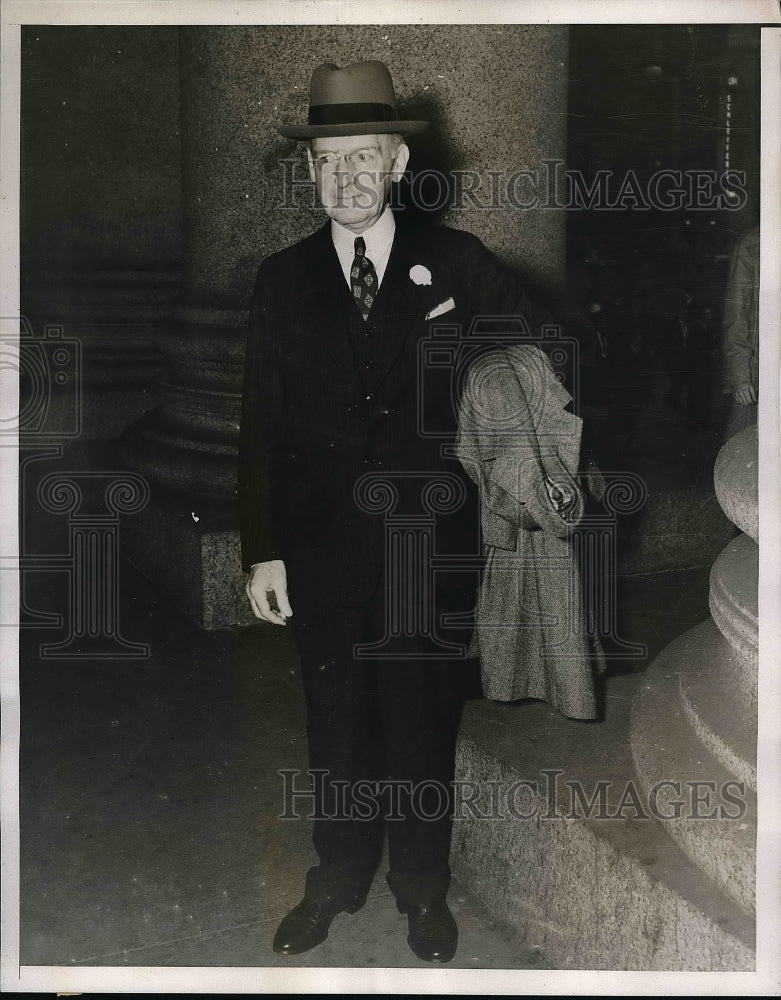 1938 Lamar Hardy US District Attorney arriving in Court - Historic Images