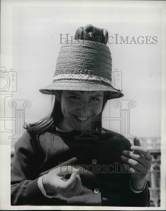 1963 Press Photo Pigeon on straw bonnet on Perky Piccola Pupa's Head - Historic Images