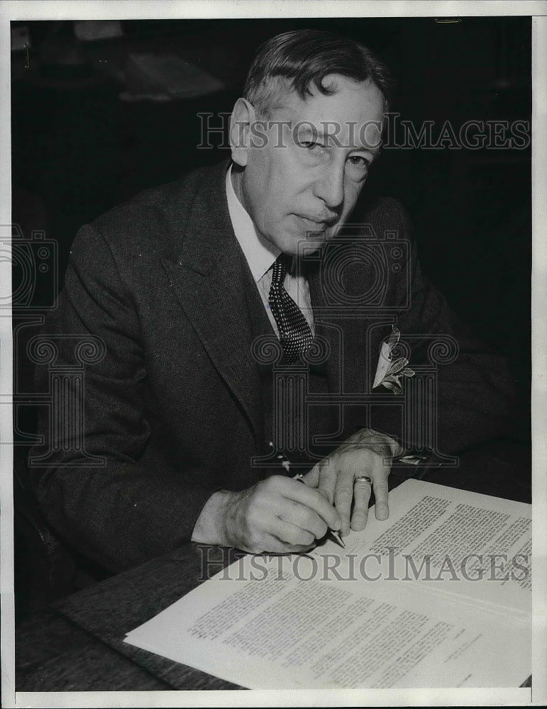 1934 Press Photo Dr. George Parrish City Health Officer in Los Angeles - Historic Images