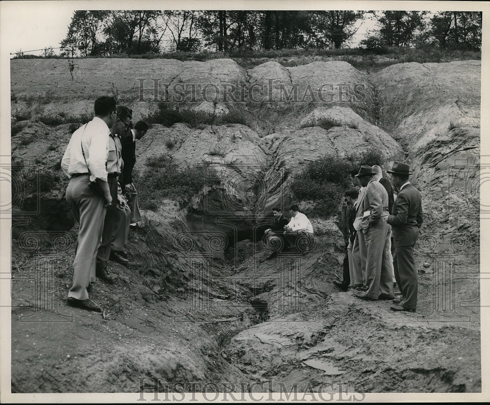 1952 Roadside erosion at Willow Freeway in Cleveland, Ohio - Historic Images