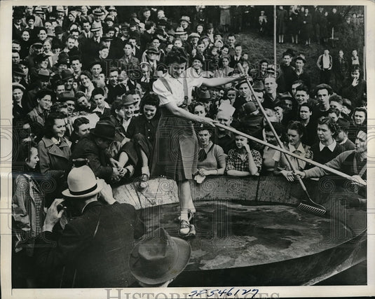 1940 Press Photo Evelyn McGunnigle in Frying Pan At Pacific Northwest Fish Fry - Historic Images