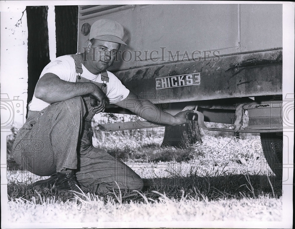 1955 Press Photo South Bend, Ind. Scholl bus driver A Millar &amp; bird nest on bus-Historic Images