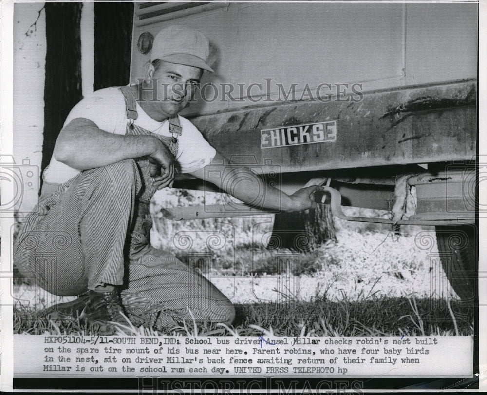 1955 Press Photo South Bend, Ind bus driver Ansel Millar &amp; bird nest on his bus-Historic Images