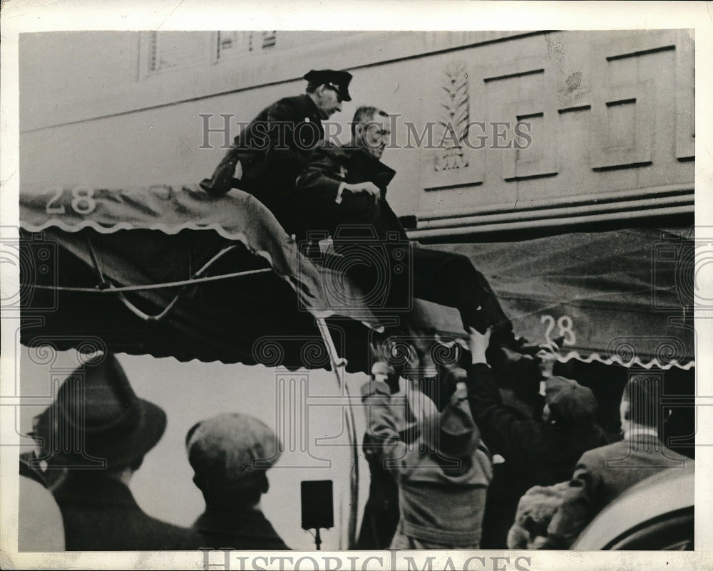 1941 Richard Jaexkel, furrier rescued from Stevens Hotel fire - Historic Images