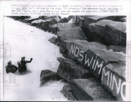 1962 Press Photo Swimmers Manuel Martinez And Andy Garcia Skin Dive In Lake Erie-Historic Images