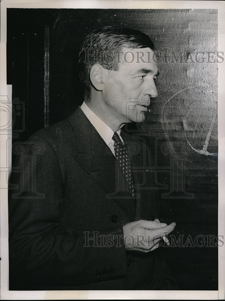 1938 Press Photo Dr. Gerome H. Head posing for photo - Historic Images