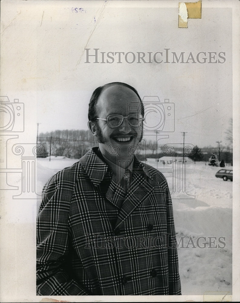1972 Press Photo Dr. Daniel Janiga posing for photo - Historic Images