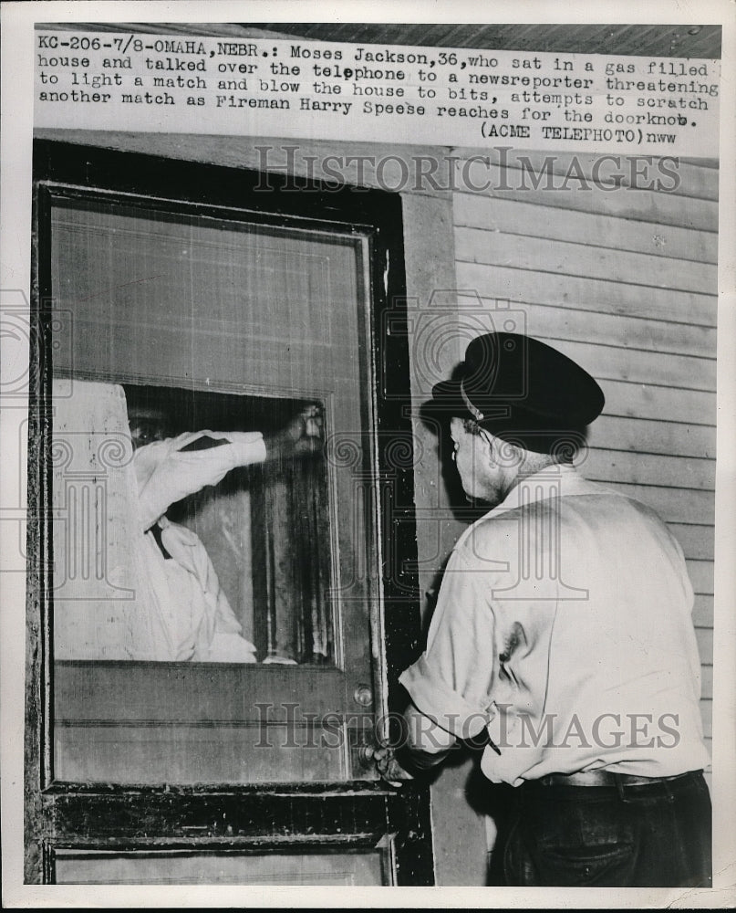 1949 Press Photo Fireman Harry Speese entering a house-Historic Images
