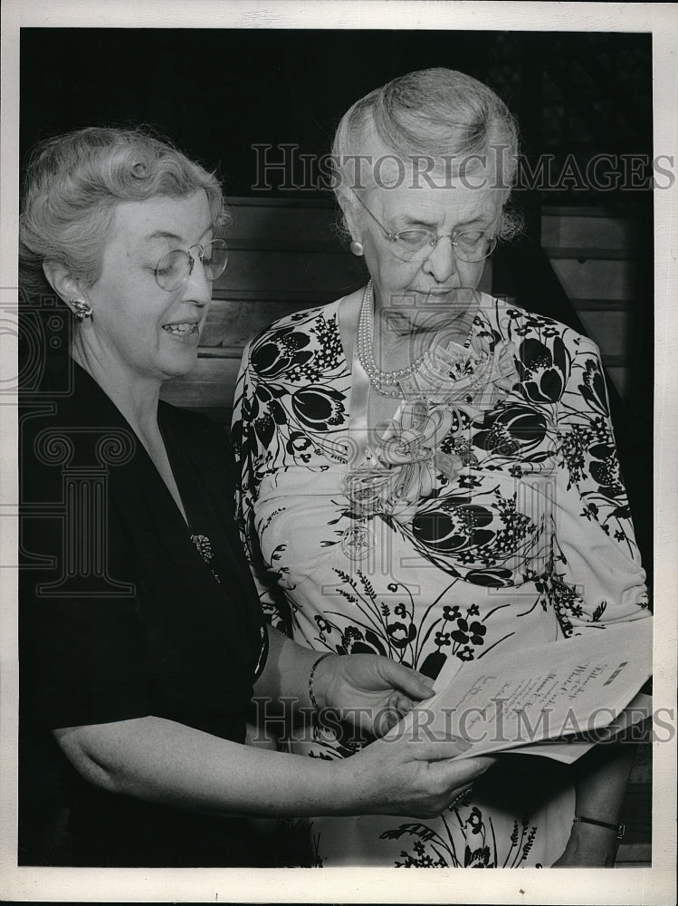 1943 mrs. Geraldine Fitch and Mrs. Minnie Keyes - Historic Images