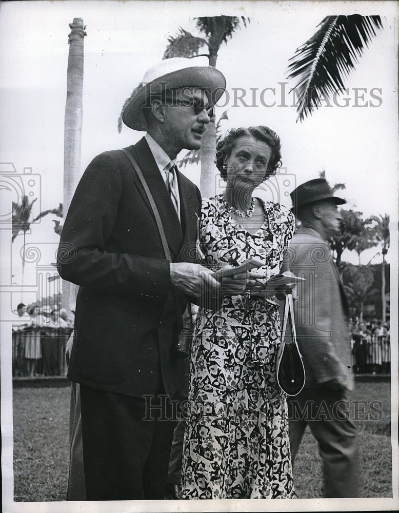 1946 Mrs. Glendenninf Frazier and Charles Munn at Race track - Historic Images