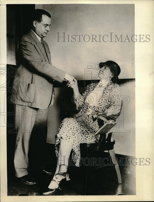 1933 Press Photo Attorney George P. Slade Congratulates Mrs. Ethel Hartman - Historic Images