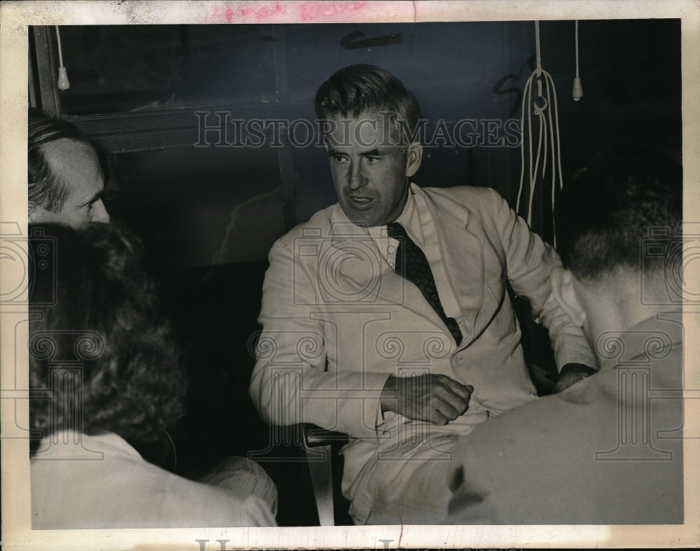 1943 Press Photo Vice President Henry Wallace speaking to the press - Historic Images