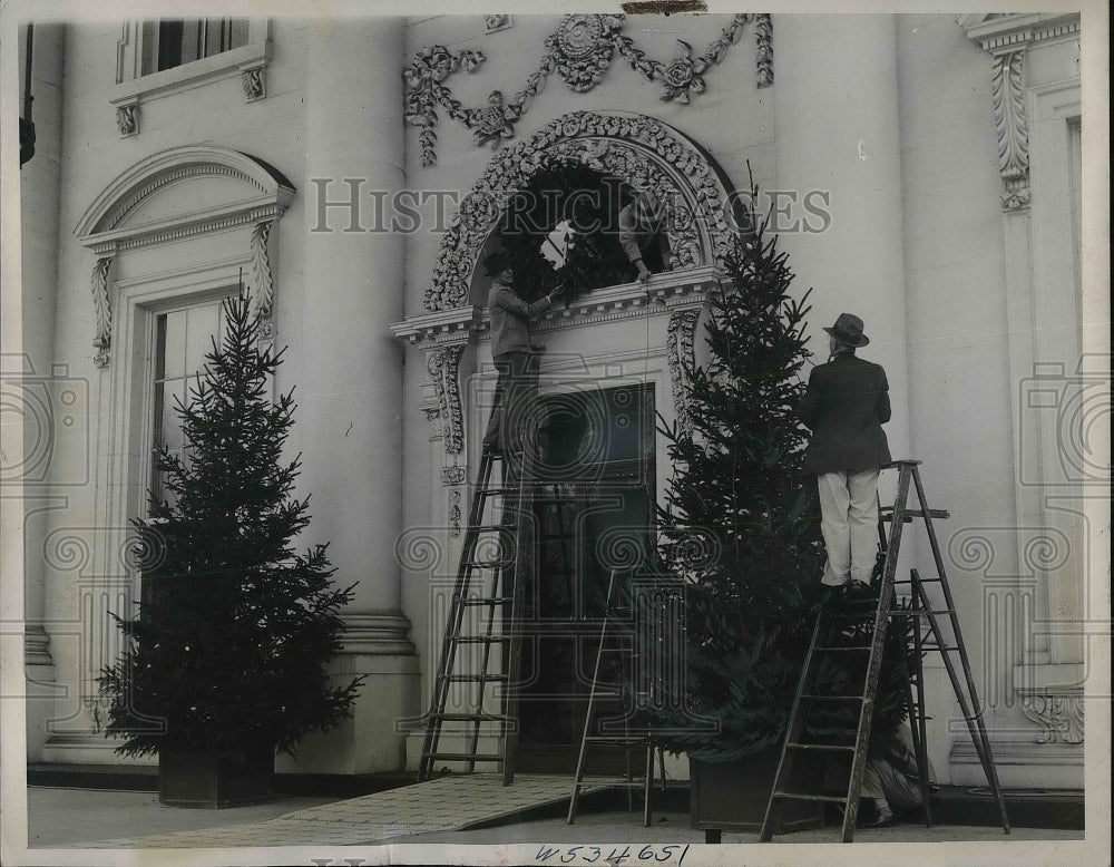 1939 Press Photo Workers Decorate White House Entrance For Christmas Holiday - Historic Images