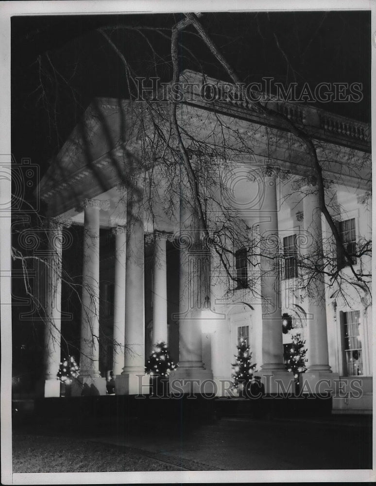 1937 Press Photo Two Christmas Trees Flank Enterance to White House - Historic Images