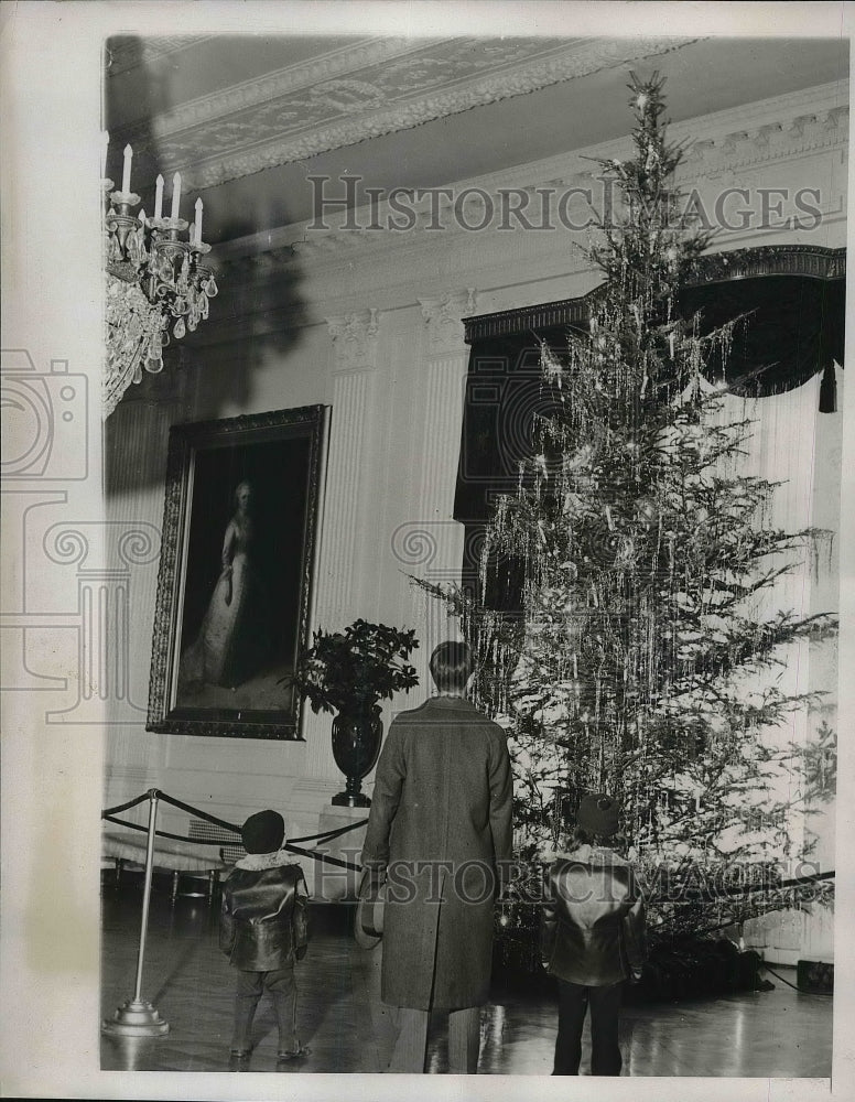 1937 Press Photo Visitors to White HouseGet to See Christmas Decorations - Historic Images