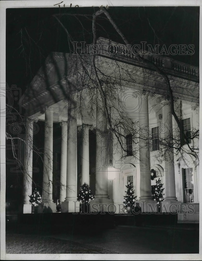 1937 Press Photo Twin Christmas Trees at Entrance to White House-Historic Images