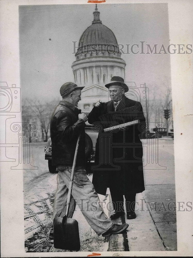 1933 Press Photo Assemblyman John O&#39;Malley &amp; JT Hobbs Msdison Street Sweeper-Historic Images