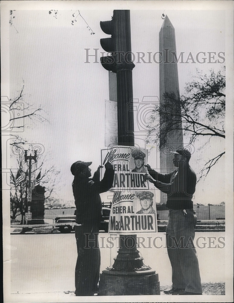 1951 Press Photo &quot;Welcome General MacArthur&quot; Signs Close to Washington Monument - Historic Images